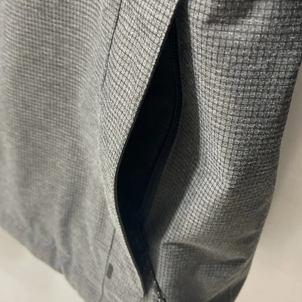 THE NORTH FACE,GREY,MEN/ HOMMES WINDBREAKER, JACKET WITH HOOD. SIZE- MEDIUM.